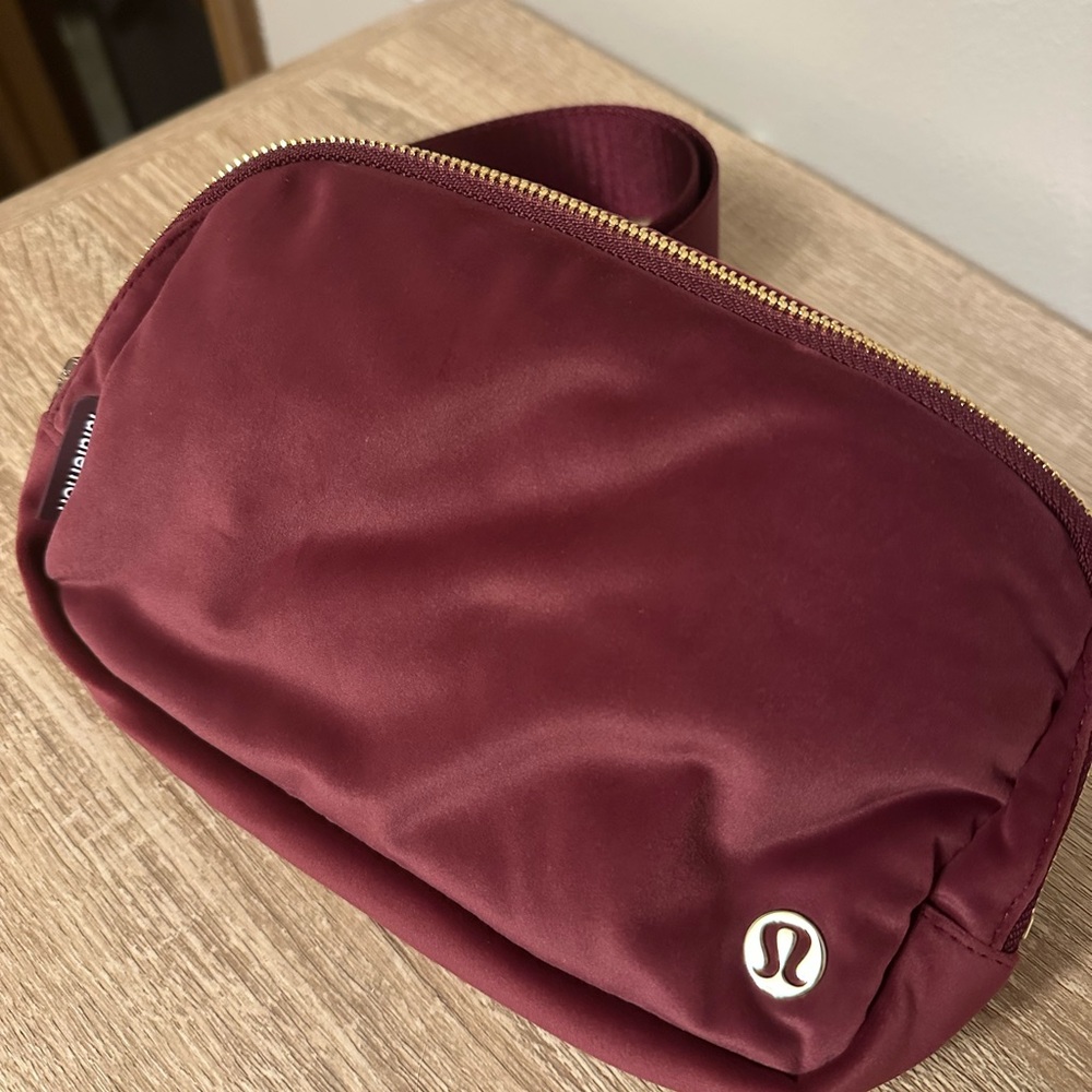 Lululemon Wear Everywhere Belt Bag Wine And Gold Velour 1 Liter -NWOT - Picture 4 of 4